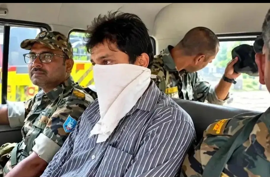 दाखिल-खारिज के नाम पर 30 हजार की मांग, 10 हजार रुपये रिश्वत लेते राजस्व कर्मचारी गिरफ्तार
