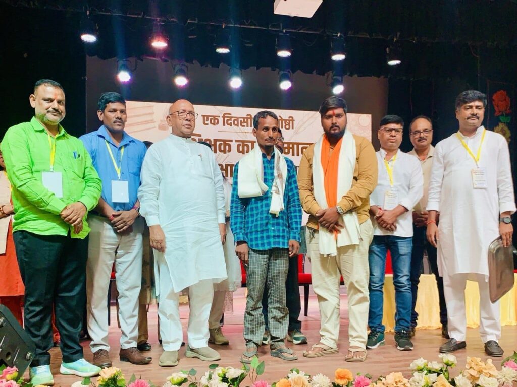 मानगो सुवर्णरेखा नदी में शनिवार को हुई दर्दनाक घटना में बच्ची की जान बचाने वाले जामुन शेख को सरयू राय ने ₹10 हजार नकद व अंगवस्त्र देकर किया सम्मानित