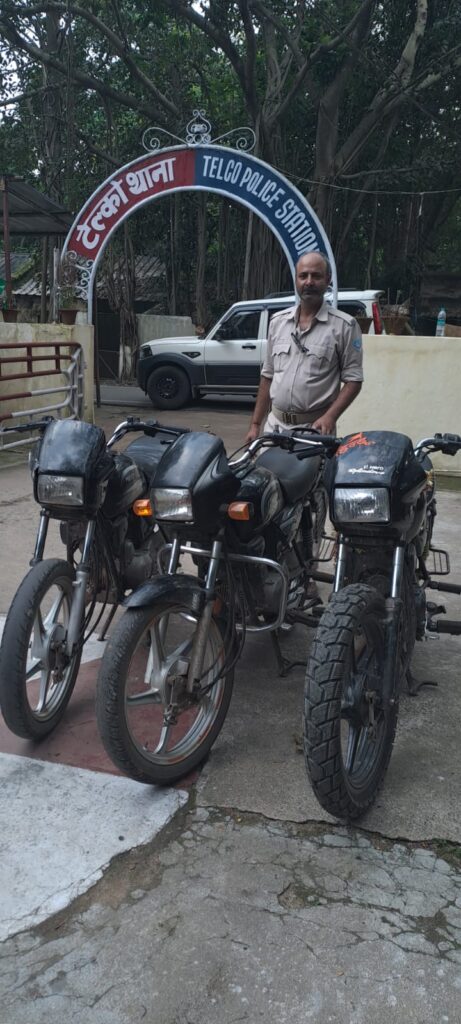 टेल्को पुलिस की कार्रवाई, चोरी की तीन बाइक और दो मोबाइल बरामद, तीन किशोर निरुद्ध