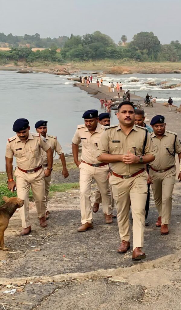 ग्रामीण क्षेत्रों के पूजा पंडालों और स्वर्णरेखा घाट का पुलिस अधिकारियों ने किया निरीक्षण