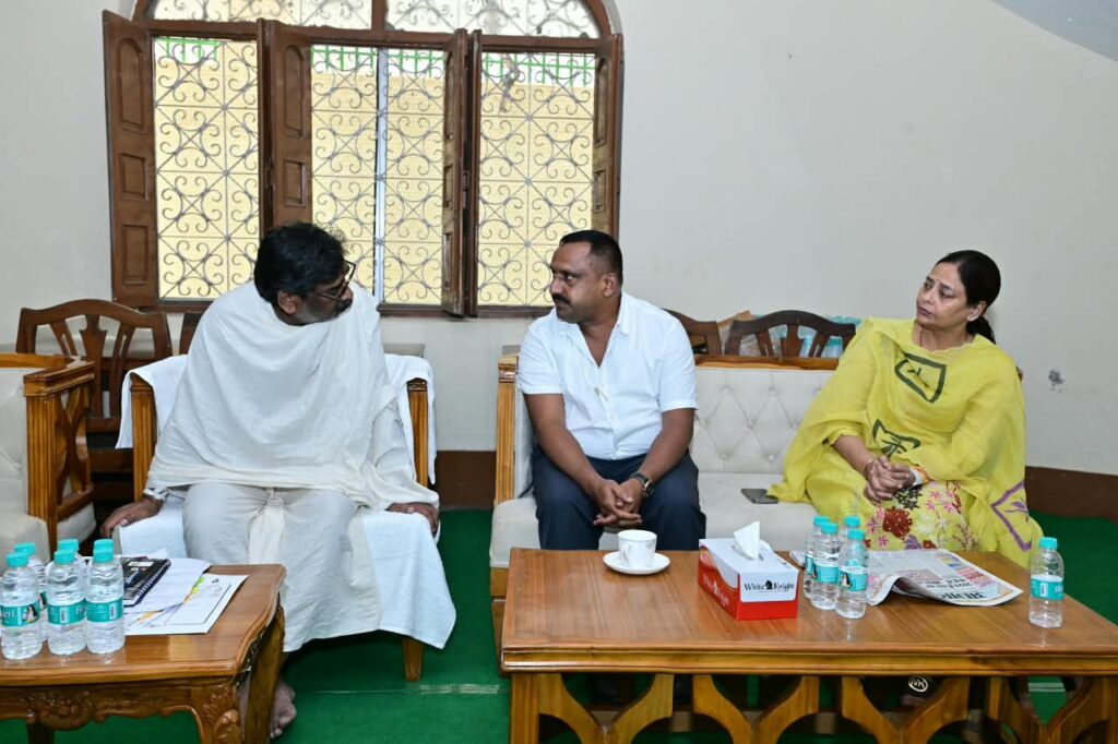 मुख्यमंत्री हेमंत सोरेन से मिले बन्ना गुप्ता और मेयर सुधा गुप्ता, जमशेदपुर की समस्याओं पर चर्चा
