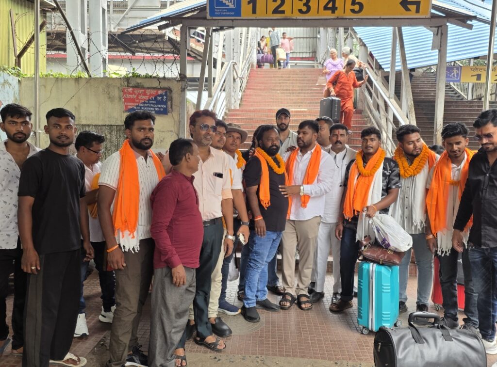 21 दिवसीय बाइक सेवा यात्रा पूरी कर लौटे सेवा यात्रियों का टाटानगर स्टेशन पर भव्य स्वागत…. भाजयुमो जिलाध्यक्ष नीतिश कुशवाहा के नेतृत्व में हुआ अभिनंदन