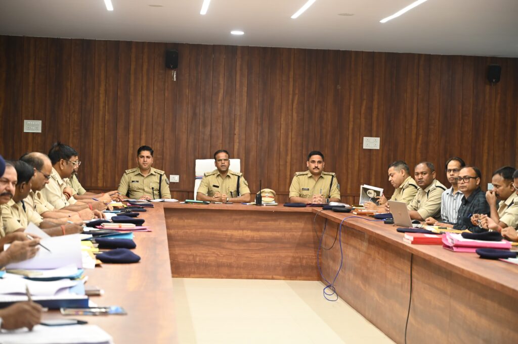 दुर्गा पूजा को लेकर अलर्ट मोड में जमशेदपुर पुलिस, एसएसपी ने दिए सख्त निर्देश….. अपराध गोष्ठी में लंबित मामलों, वारंट-कुर्की और पासपोर्ट सत्यापन की समीक्षा, संवेदनशील इलाकों में निगरानी बढ़ाने पर जोर