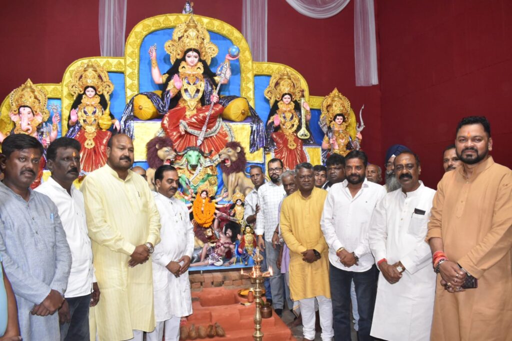 JAMSHEDPUR : टुईलाडुंगरी सार्वजनिक दुर्गा पूजा कमिटी के भव्य पूजा पंडाल का घाटशिला विधायक सोमेश सोरेन एवं बहरागोड़ा विधायक समीर मोहंती ने किया उद्घाटन, 1934 से चली आ रही है पूजा की परंपरा