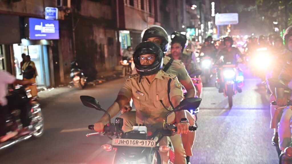दुर्गा पूजा को लेकर जमशेदपुर पुलिस अलर्ट, एसएसपी और सिटी एसपी ने बाइक दस्ते के साथ किया गश्त