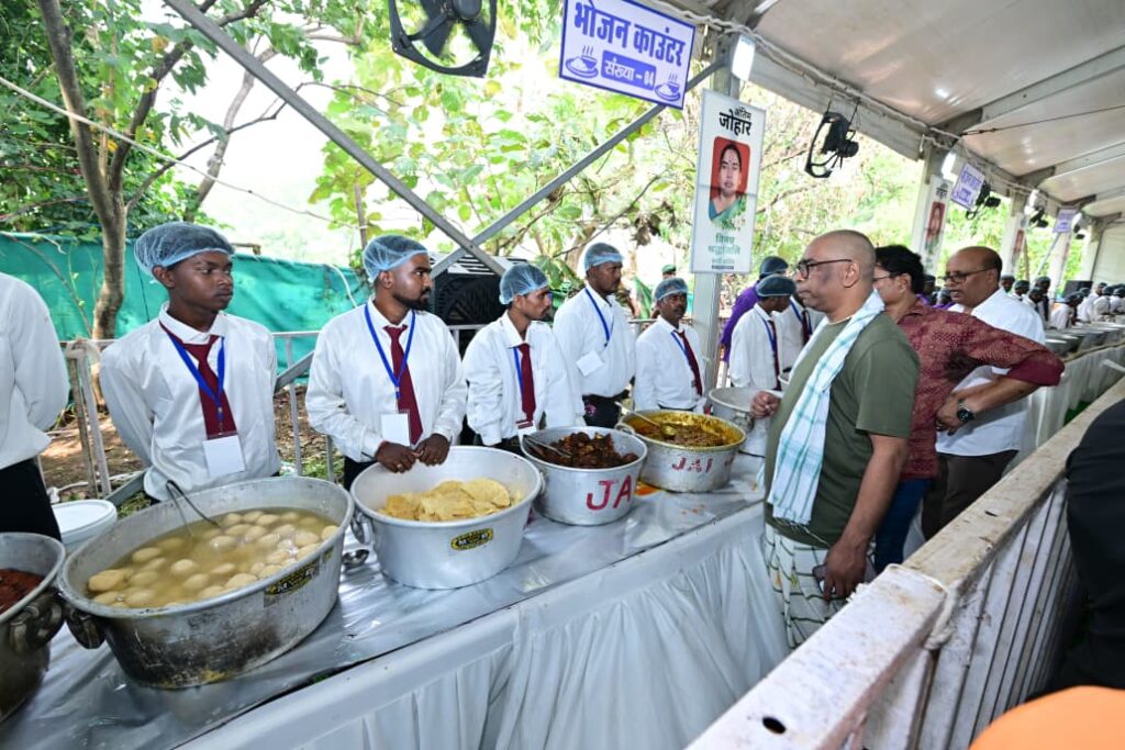 रूपी सोरेन के संस्कार भोज में उमड़ा जनसैलाब, हजारों लोग पहुंचे नेमरा; मुख्यमंत्री हेमंत सोरेन खुद संभाल रहे व्यवस्थाएं