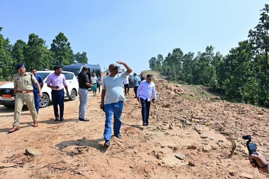 मुख्यमंत्री हेमंत सोरेन ने कसमार-बरलंगा सड़क निर्माण का लिया जायजा, कल्पना सोरेन के साथ चखी चाय-पकौड़ी