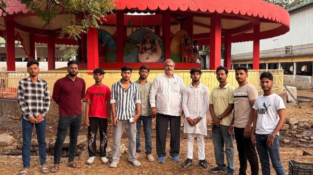 विजयादशमी पर गौसेवा, सुधांशु ओझा ने गायों को खिलाए फल व चारे