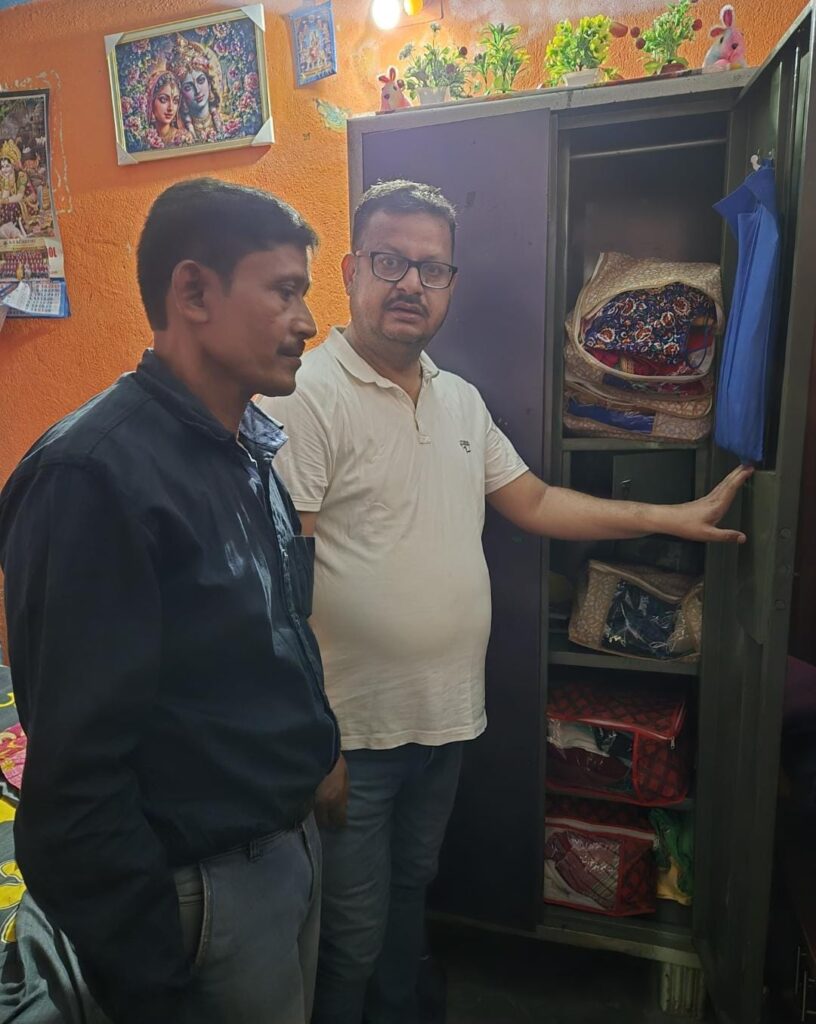 JAMSHEDPUR : दुर्गा पूजा घूमने गया परिवार, इधर चोरों ने किया हाथ साफ…. 13.5 लाख के गहने-नकदी गायब होने की बात