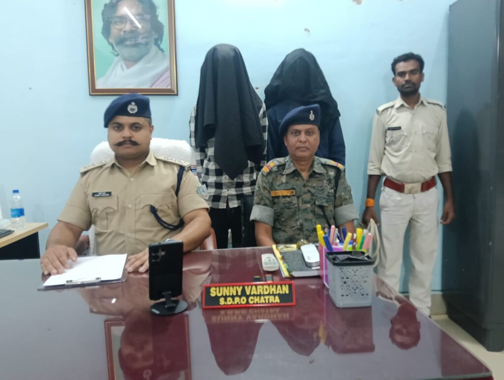 चतरा में स्कूल से तड़ित चालक और तांबे के तार की चोरी का खुलासा, दो युवक गिरफ्तार