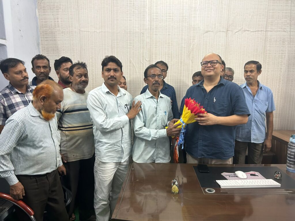 JAMSHEDPUR : बोनस भुगतान और यूनियन से नाम वापस लेने के दबाव के खिलाफ मजदूरों का प्रदर्शन…. संधू टेक्नो इंजीनियर्स प्रबंधन पर श्रमिकों का आरोप, सात दिनों में वार्ता नहीं होने पर आंदोलन की चेतावनी