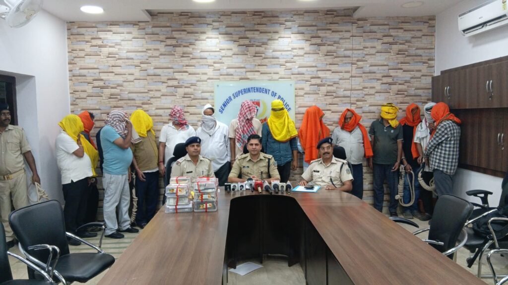 JAMSHEDPUR : बिरसानगर में जुआ के अड्डे पर पुलिस का बड़ा छापा, 15 गिरफ्तार…… 7.67 लाख रुपये नकद और 16 स्मार्टफोन बरामद, जब्त मोबाइलों में आईफोन भी शामिल