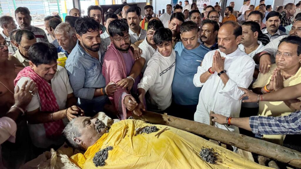 भाजपा के वरिष्ठ नेता चंद्रशेखर मिश्रा पंचतत्व में हुए विलीन, भाजपा का ध्वज ओढ़ाकर सम्मानपूर्वक नम आंखों से दी गई अंतिम विदाई, पूर्व मुख्यमंत्री रघुवर दास, पूर्व केंद्रीय मंत्री अर्जुन मुंडा, सांसद विद्युत महतो, प्रदेश उपाध्यक्ष नीलकंठ सिंह मुंडा, जिलाध्यक्ष संजीव सिन्हा समेत कई नेतागण अंतिम यात्रा में हुए शामिल