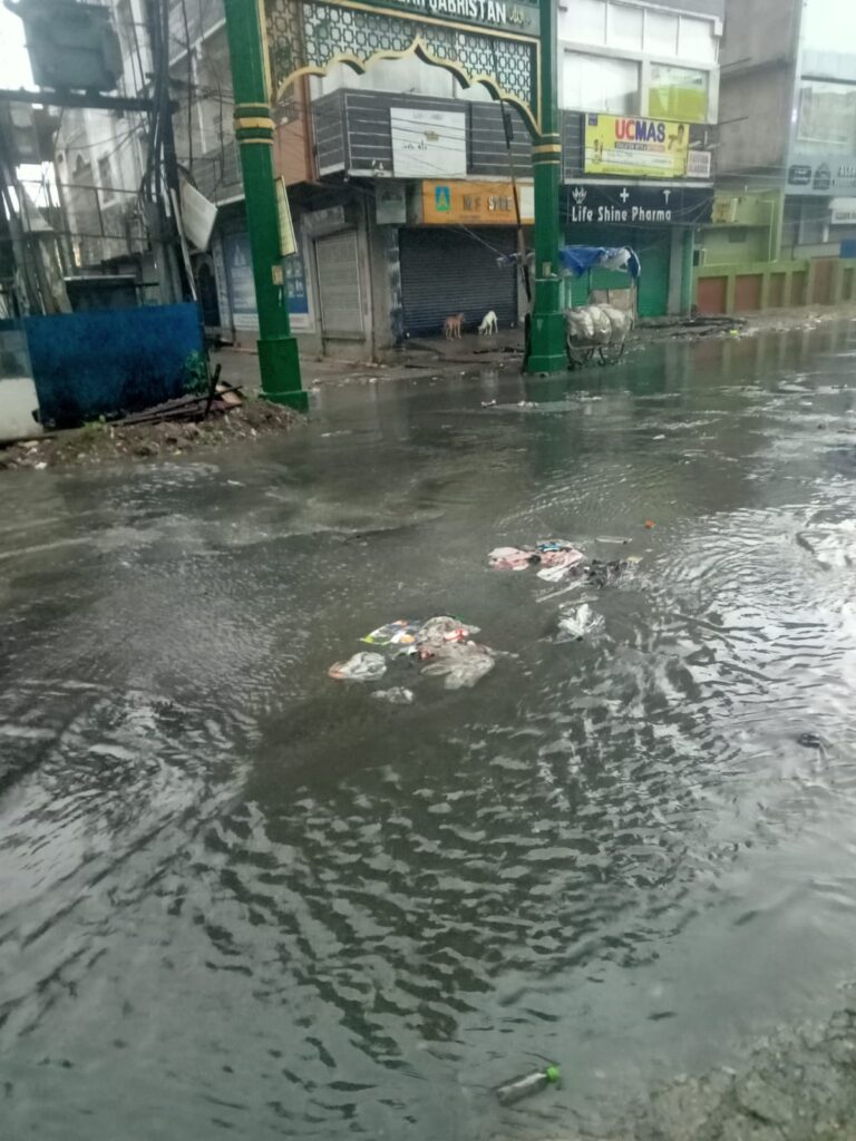 ओल्ड पुरुलिया रोड पर जलजमाव और गंदगी से लोग परेशान, सफाई व्यवस्था पर उठे सवाल