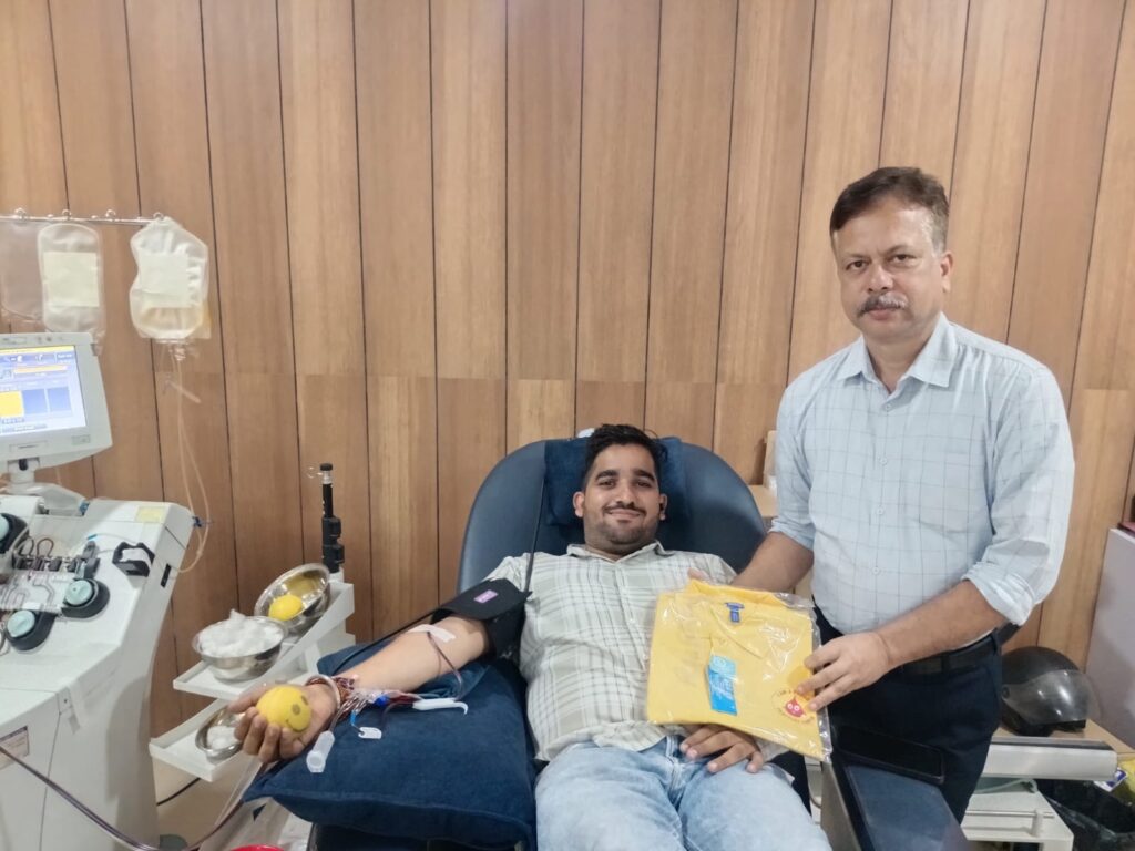 JAMSHEDPUR : जन सेवा संघ ट्रस्ट के कुणाल शर्मा ने पहली बार किया एसडीपी दान, ब्लड बैंक ने किया सम्मानित
